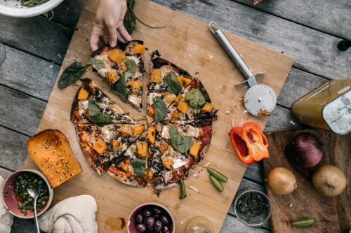 Jak zrobić pizze w domu? – kilka prostych rad i przepisów